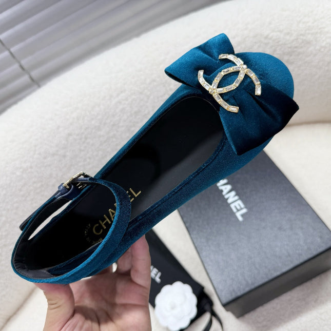 MARY JANE SHOES IN CLASSIC BLUE VELVET