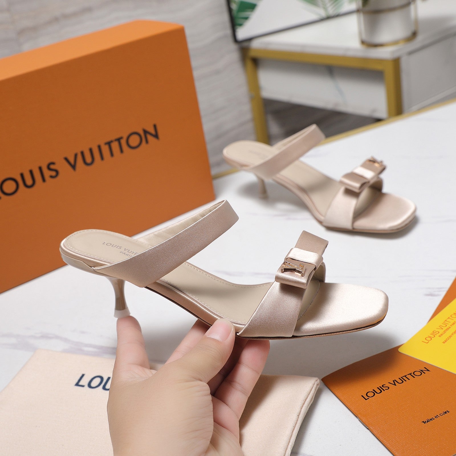 LV 26S SLIDE HEELS 40MM IN NUDE PINK SATIN WITH BOW