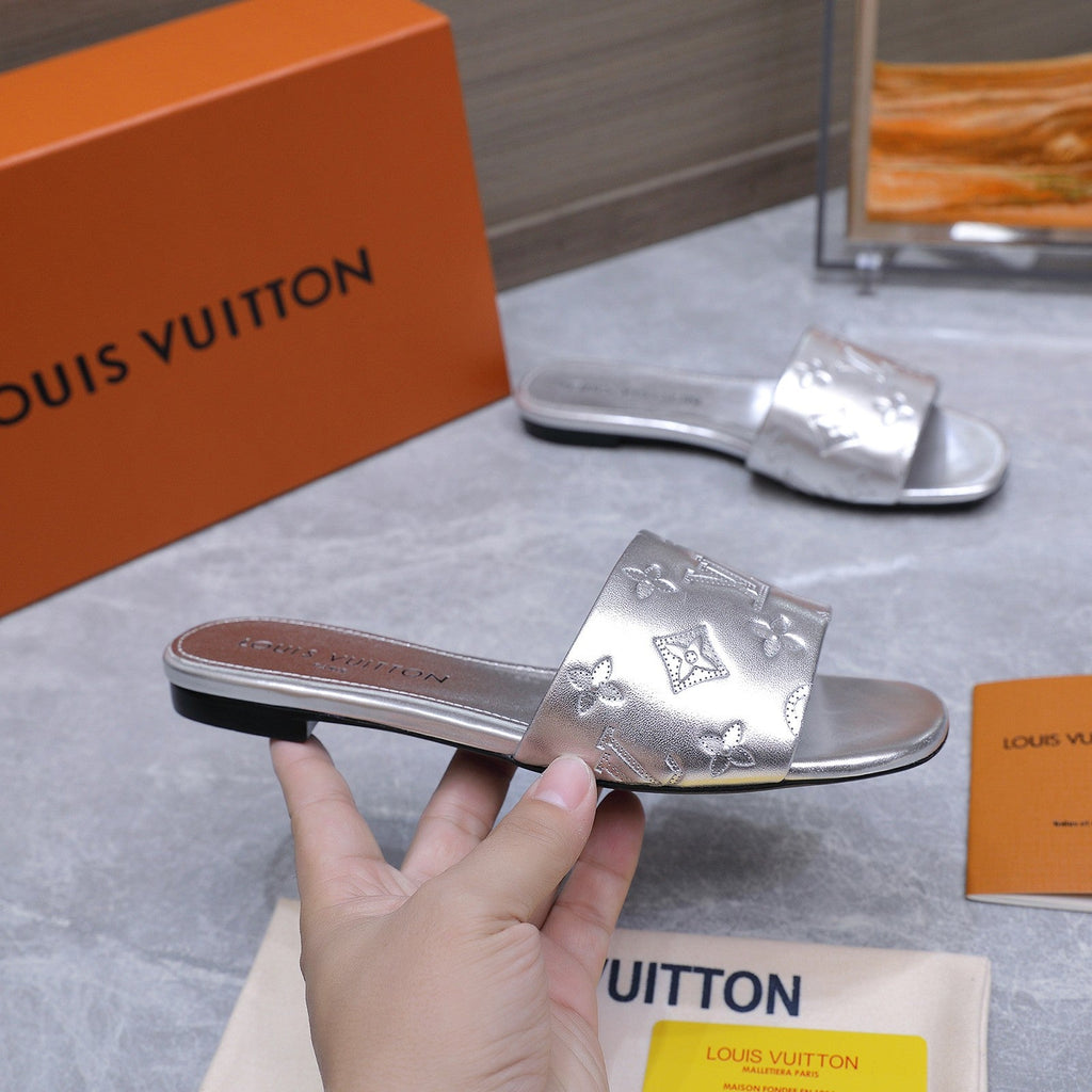 LV 26S FLAT SLIDE SANDALS IN SILVER CALFSKIN EMBOSSED MONOGRAM LOGO