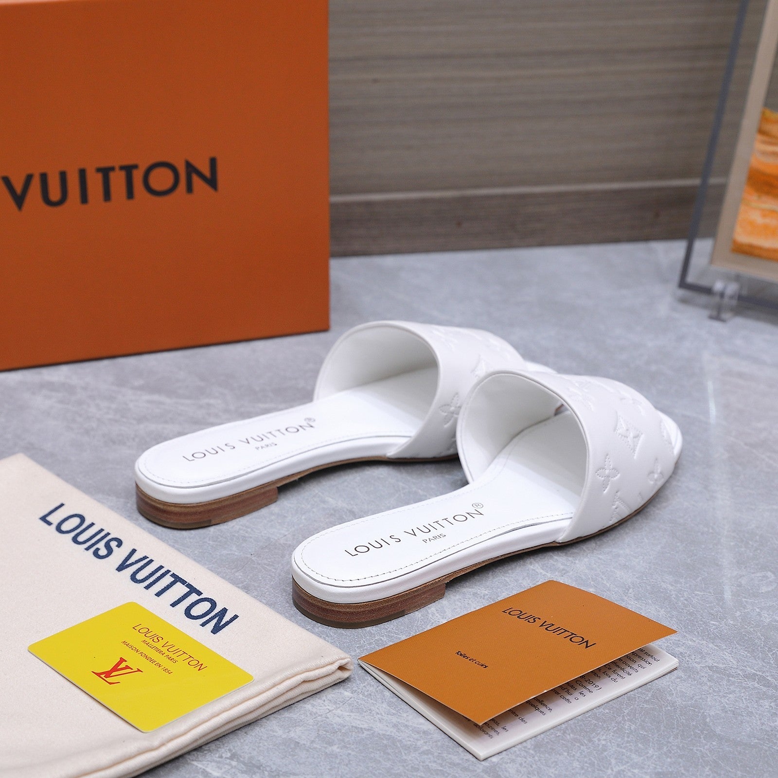 LV 26S FLAT SLIDE SANDALS IN WHITE CALFSKIN EMBOSSED MONOGRAM LOGO