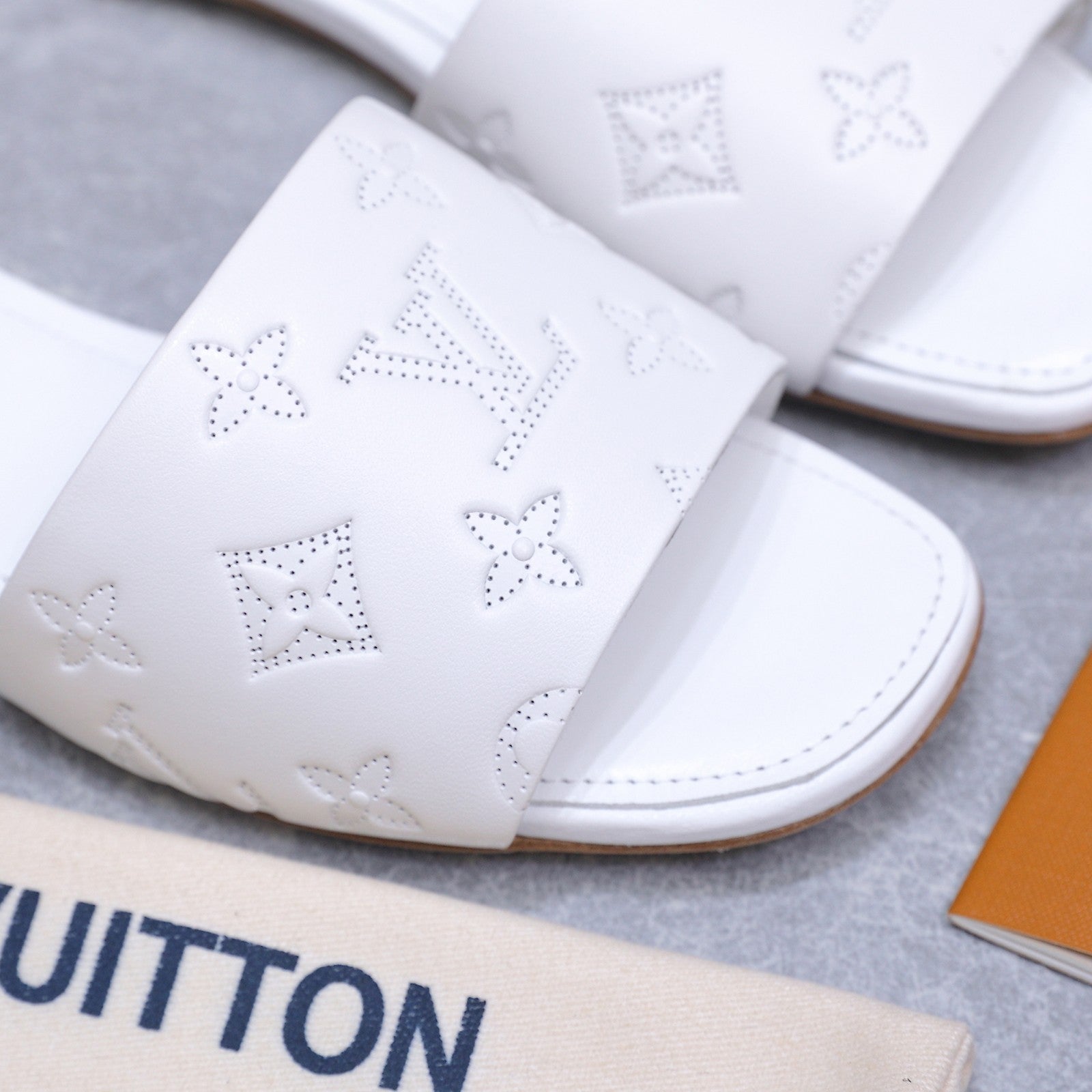 LV 26S FLAT SLIDE SANDALS IN WHITE CALFSKIN EMBOSSED MONOGRAM LOGO