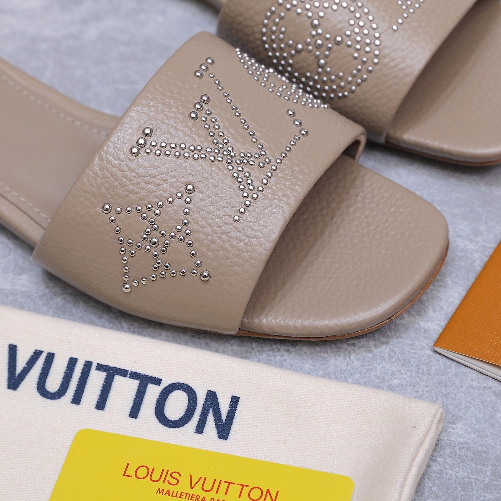 LV 26S FLAT SLIDE SANDALS IN NUDE BROWN CALFSKIN