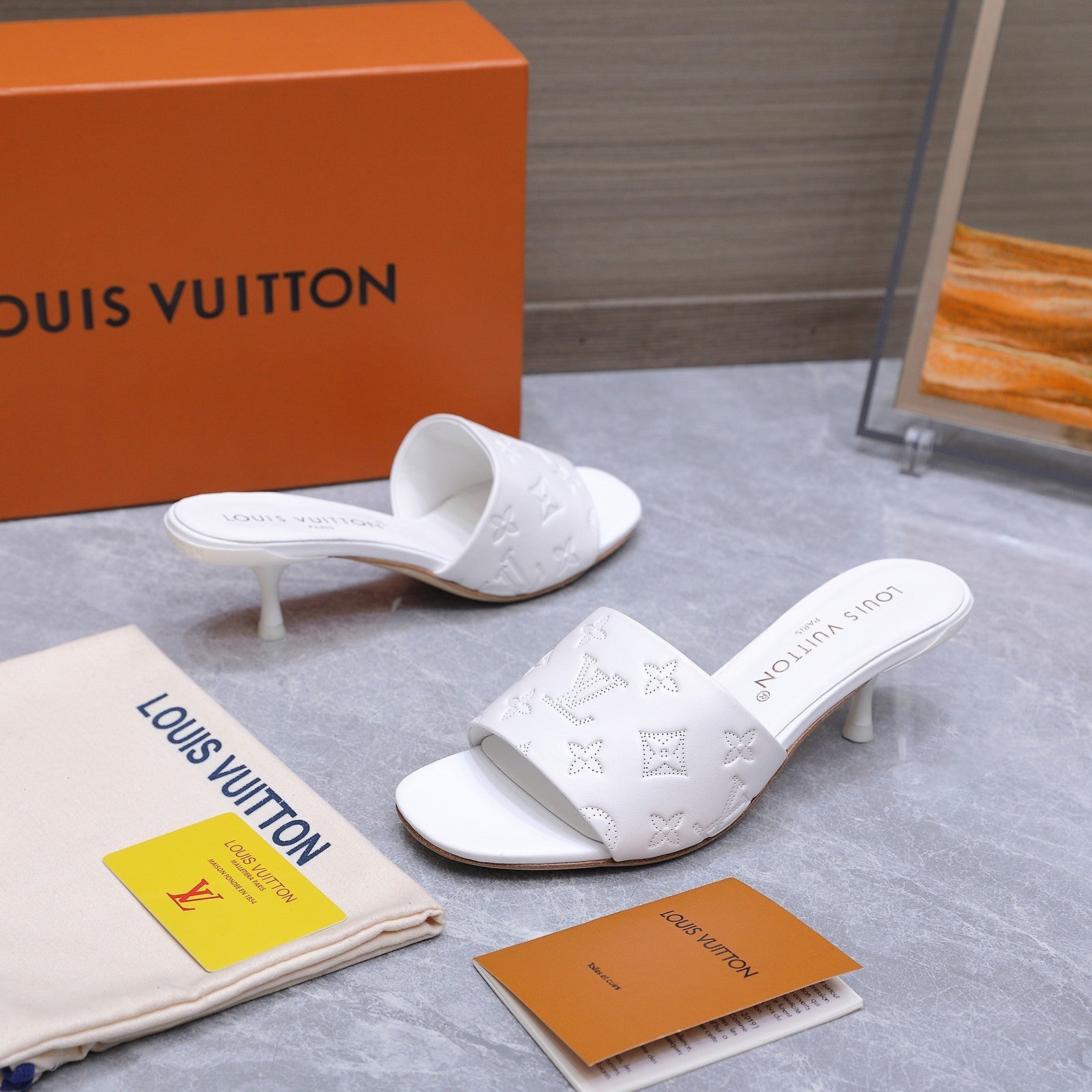LV 26S 6AM MULE 55MM IN WHITE CALFSKIN EMBOSSED MONOGRAM LOGO
