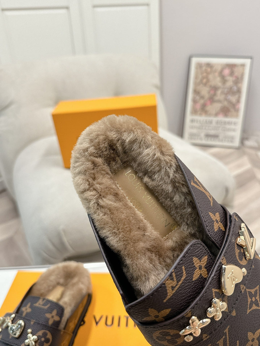 LV MULES IN BROWN MIN BLACK SHEARLING GOLD HARDWARE