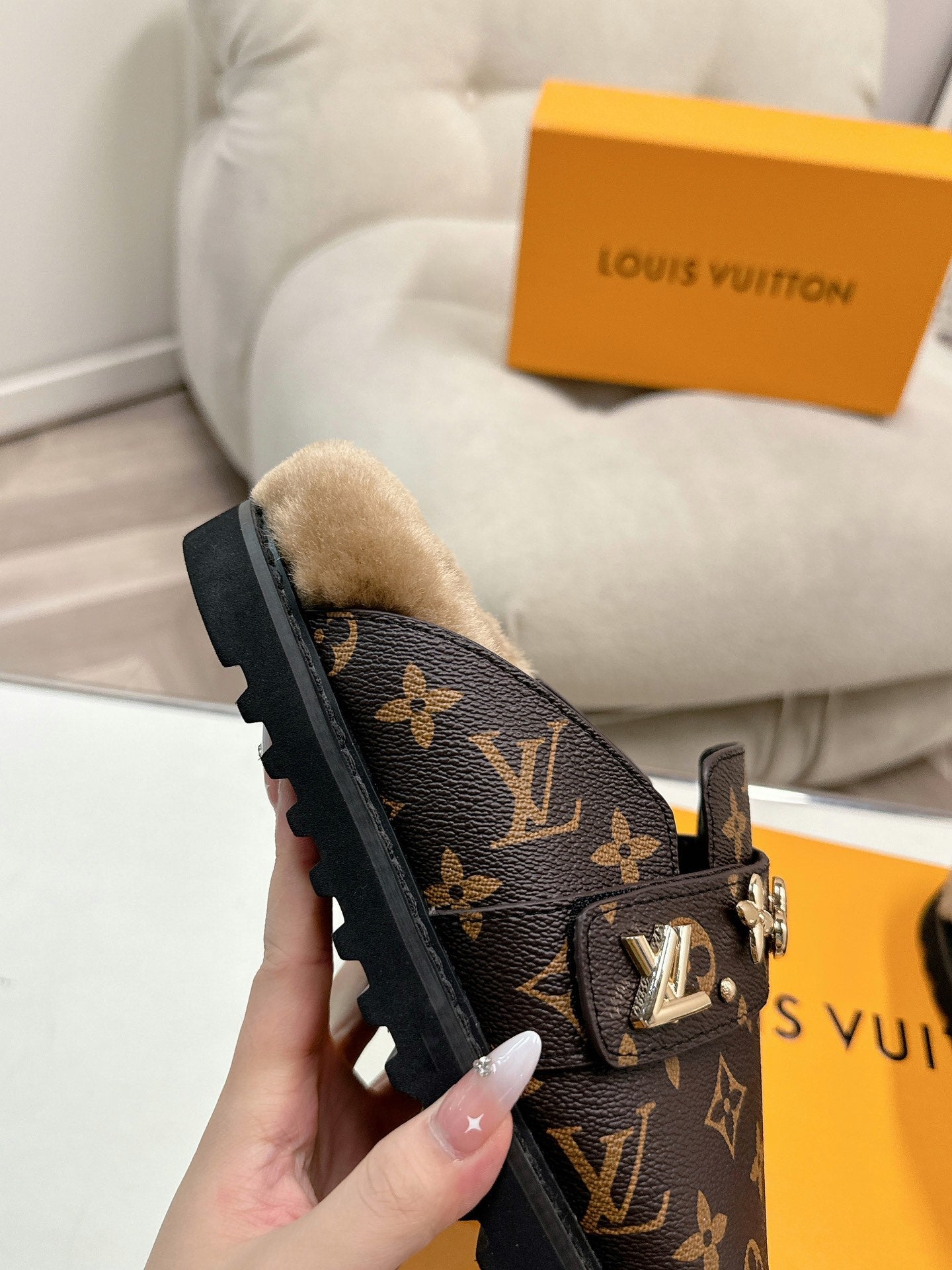 LV MULES IN BROWN MIN BLACK SHEARLING GOLD HARDWARE