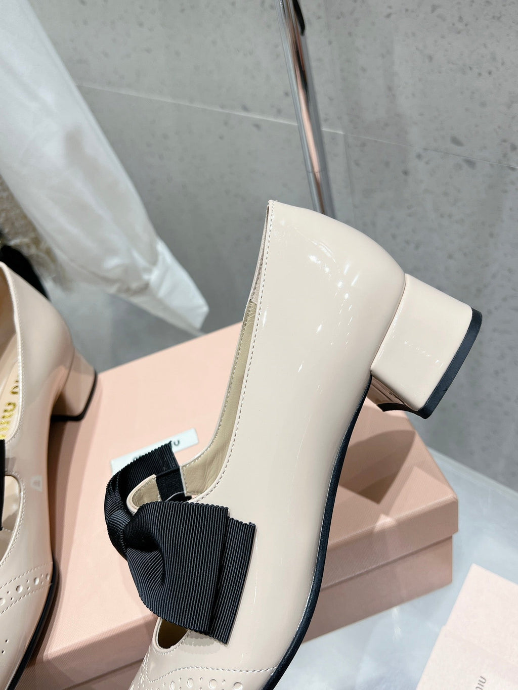 MARY JANE MID HEEL PUMPS IN BEIGE PATENT LAMBSKIN WITH BOW