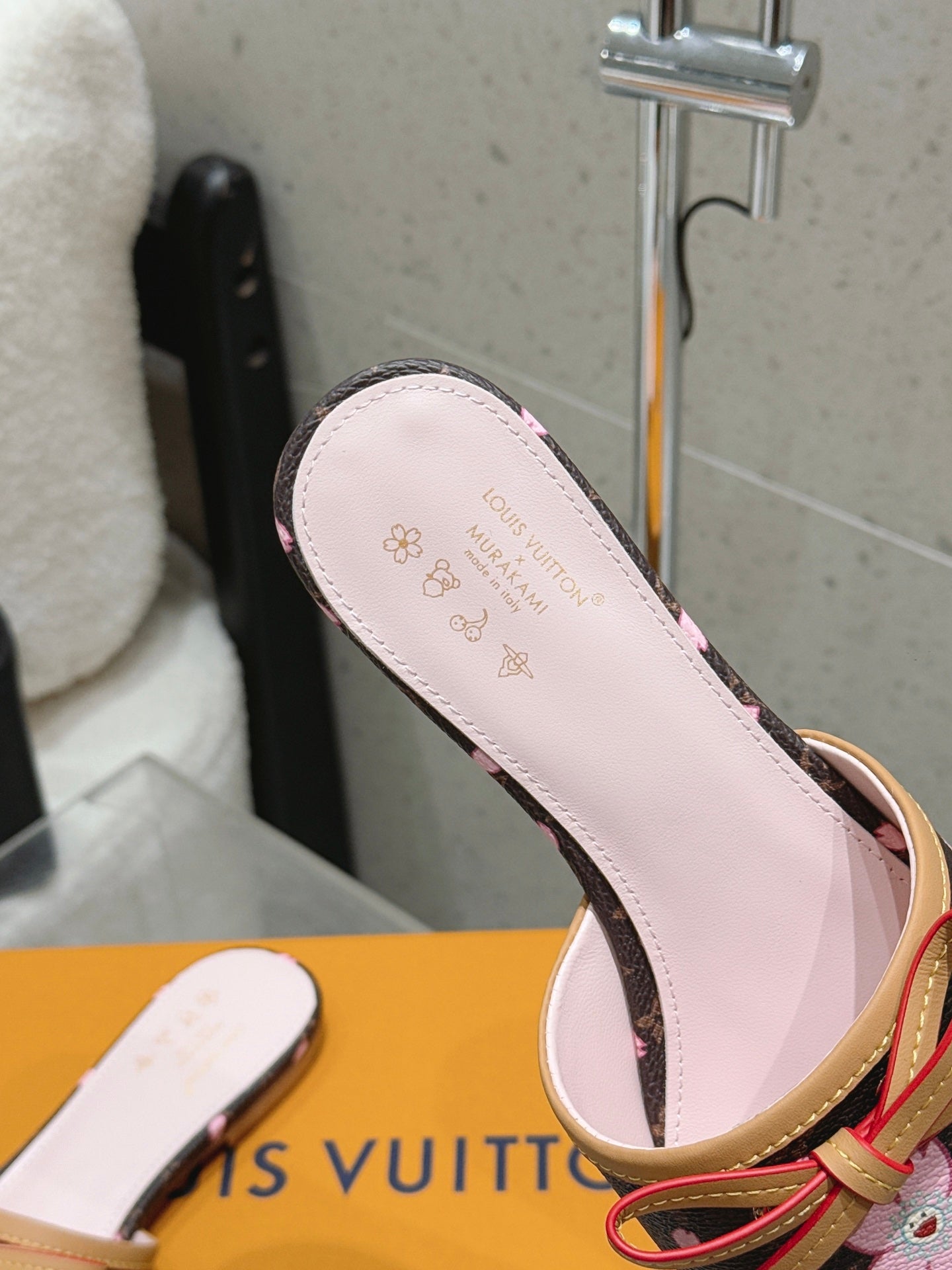 LV 26S FLAT SLIDES IN BROWN CANVAS WITH PINK BLOSSOM PRINT