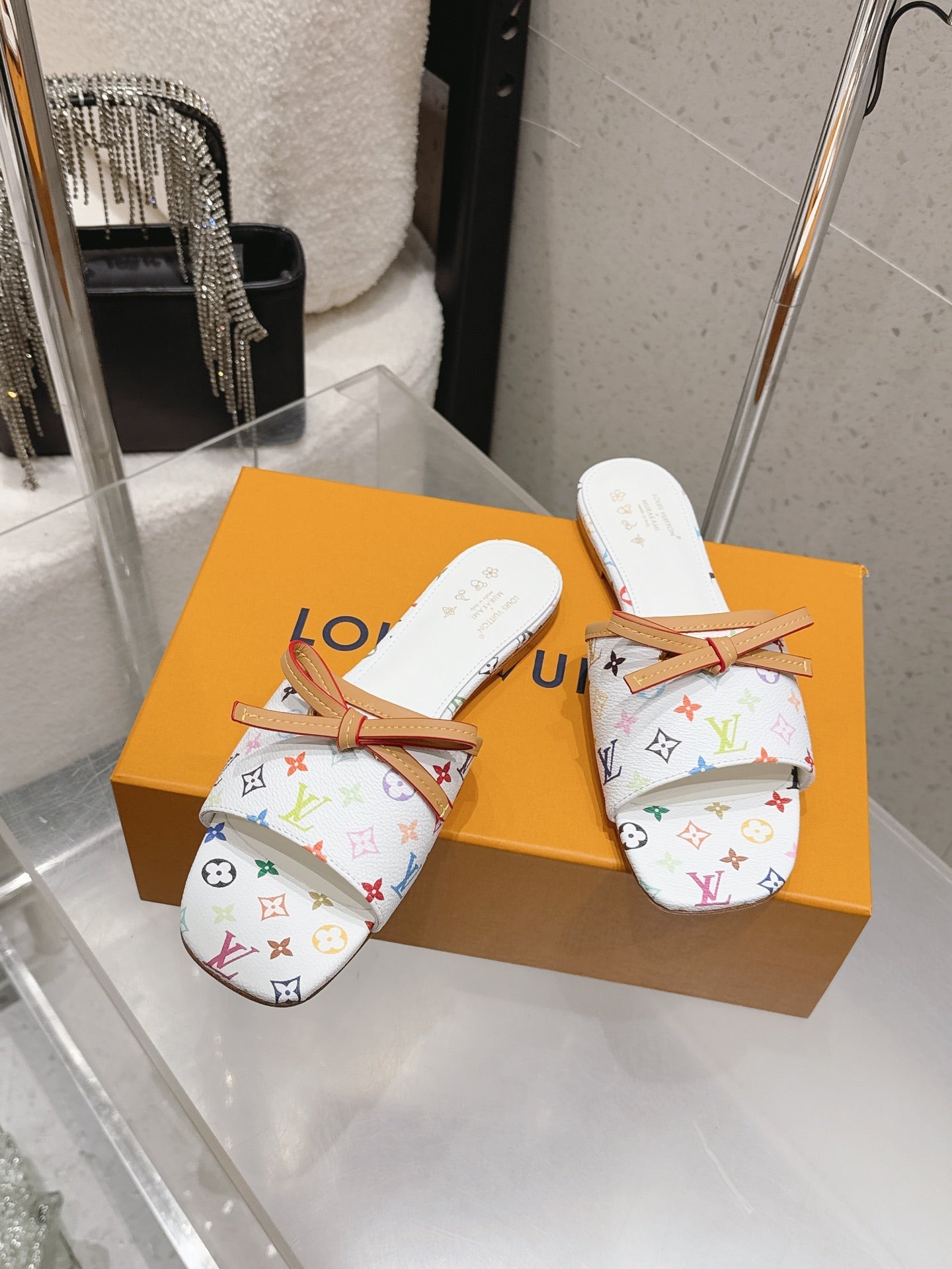 LV 26S FLAT MULE SANDALS IN WHITE MULTICOLOR MONOGRAM CANVAS WITH CALFSKIN BOW