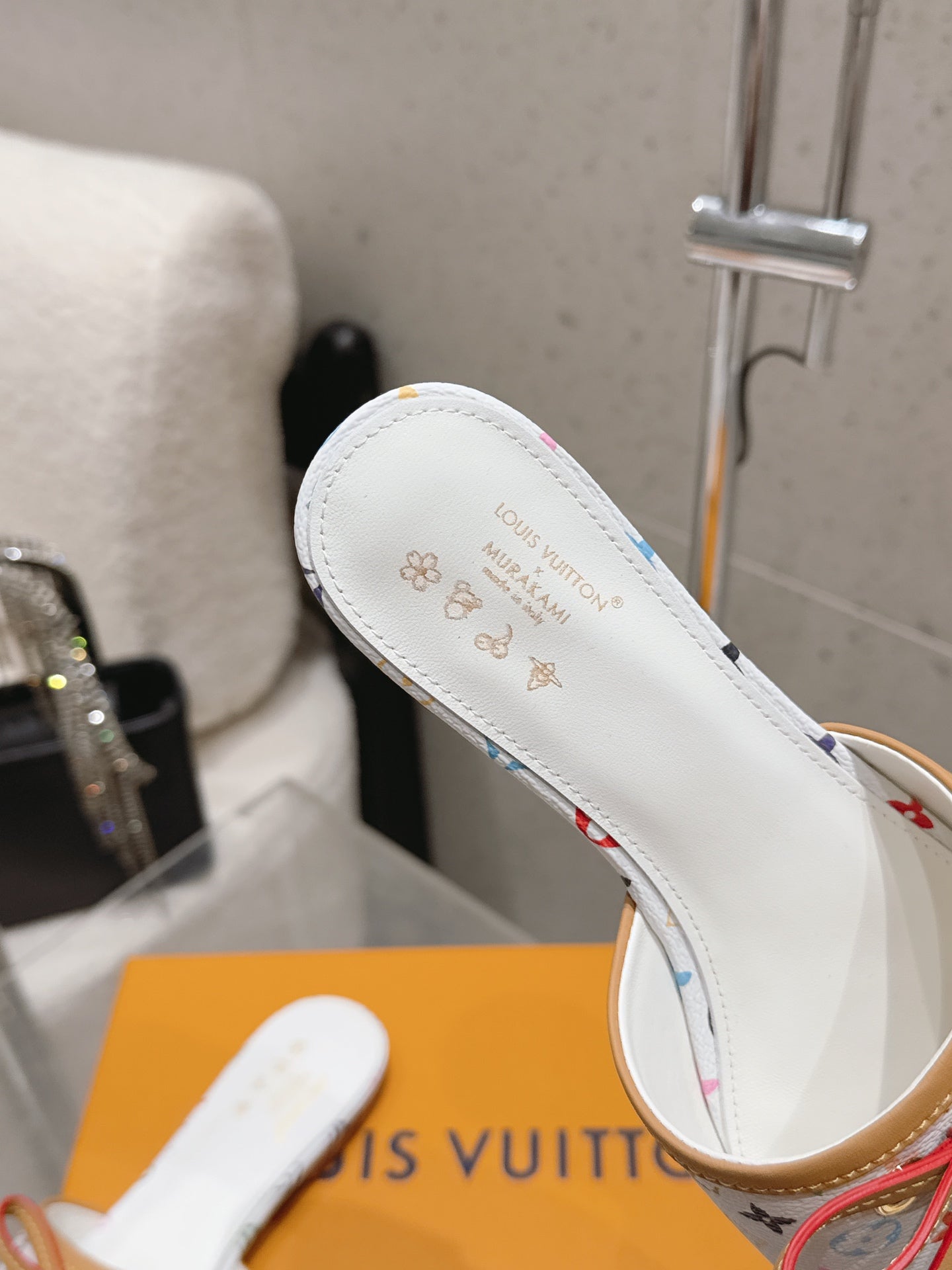 LV 26S FLAT MULE SANDALS IN WHITE MULTICOLOR MONOGRAM CANVAS WITH CALFSKIN BOW