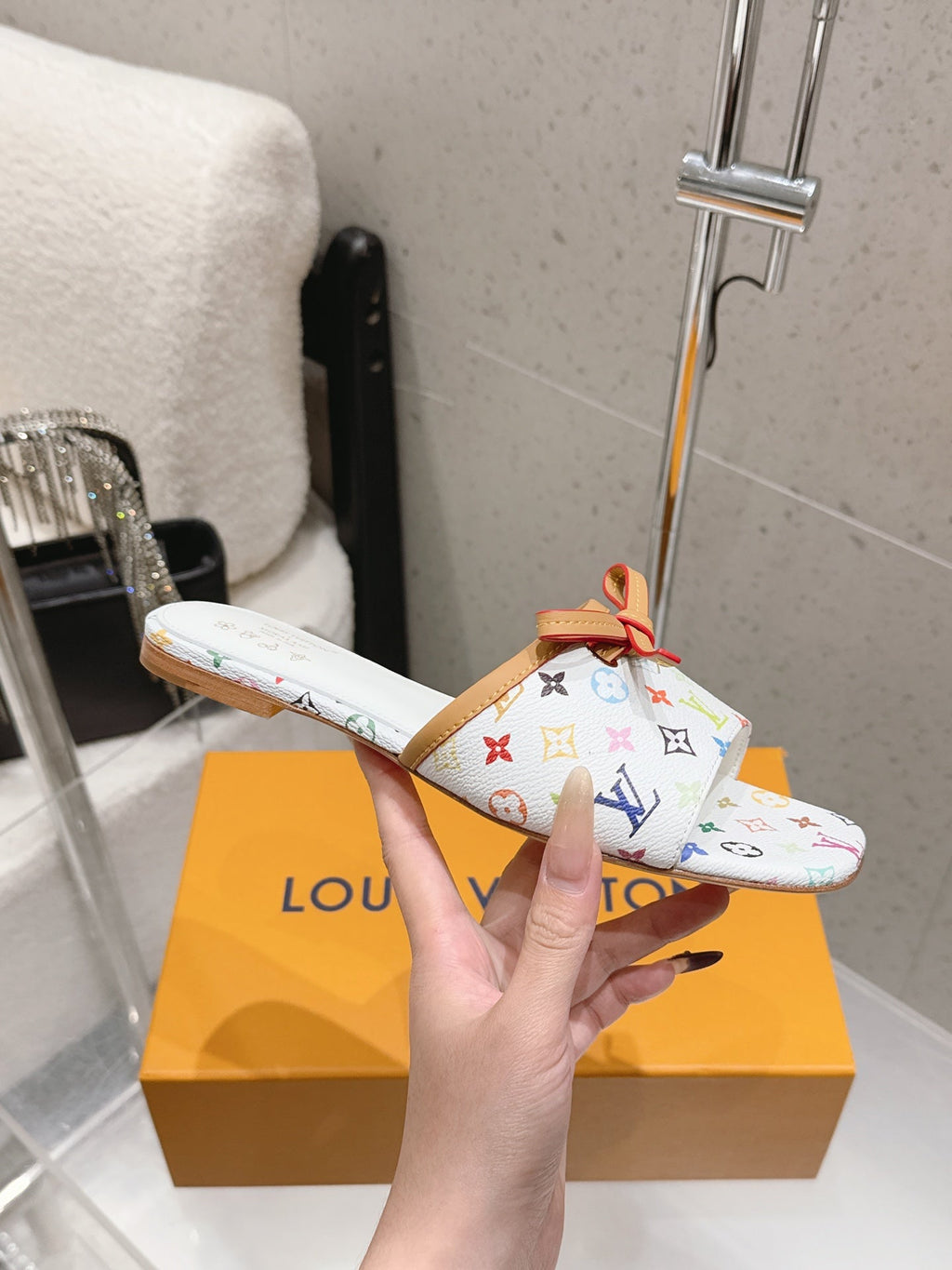 LV 26S FLAT MULE SANDALS IN WHITE MULTICOLOR MONOGRAM CANVAS WITH CALFSKIN BOW