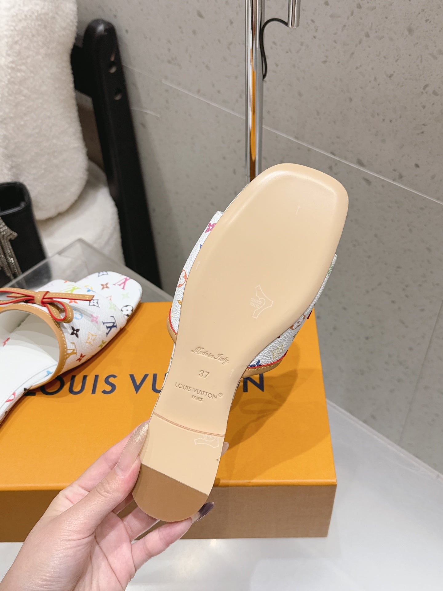LV 26S FLAT MULE SANDALS IN WHITE MULTICOLOR MONOGRAM CANVAS WITH CALFSKIN BOW