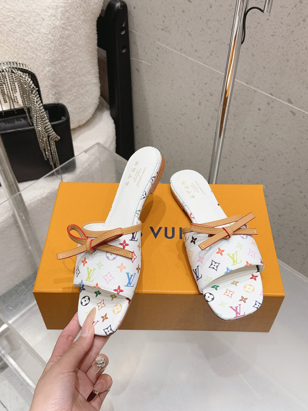 LV 26S FLAT MULE SANDALS IN WHITE MULTICOLOR MONOGRAM CANVAS WITH CALFSKIN BOW