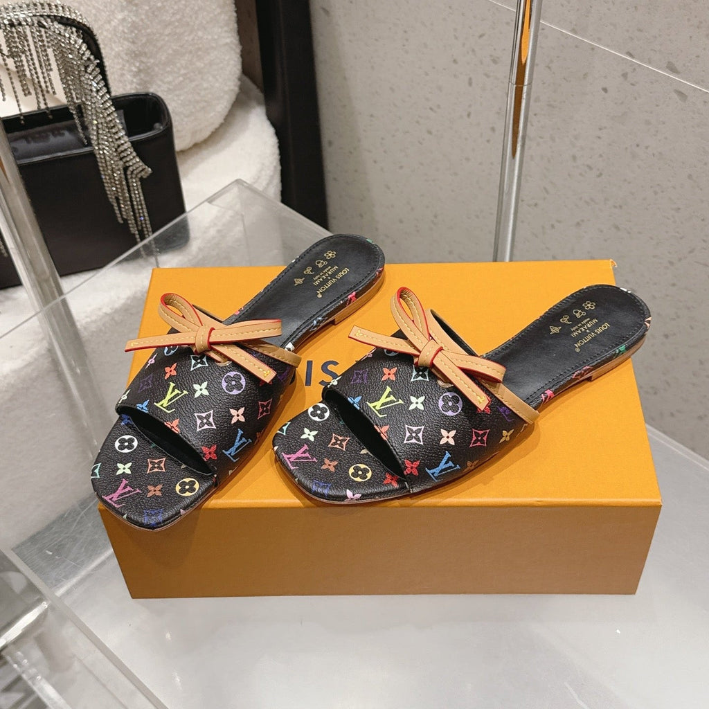LV 26S FLAT MULE SANDALS IN BLACK MULTICOLOR MONOGRAM CANVAS WITH CALFSKIN BOW