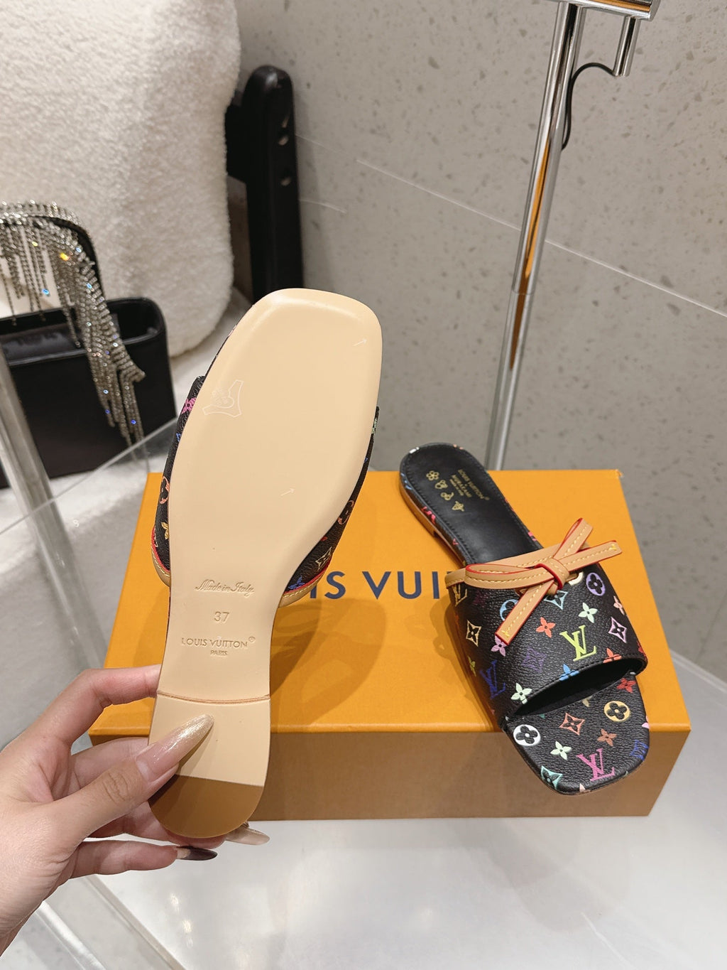 LV 26S FLAT MULE SANDALS IN BLACK MULTICOLOR MONOGRAM CANVAS WITH CALFSKIN BOW