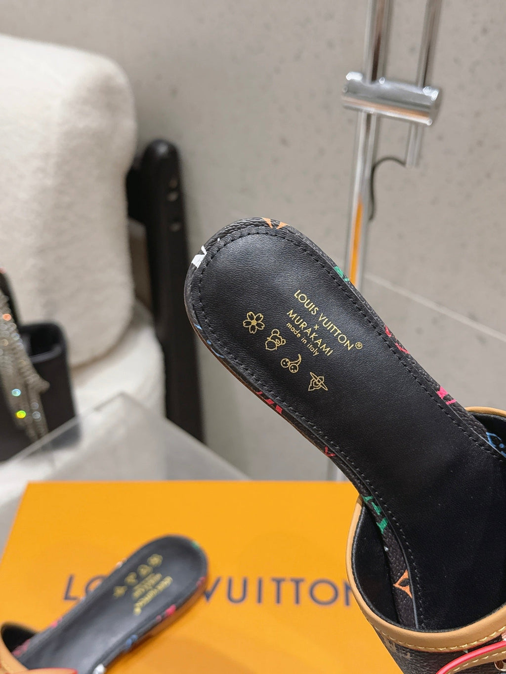 LV 26S FLAT MULE SANDALS IN BLACK MULTICOLOR MONOGRAM CANVAS WITH CALFSKIN BOW