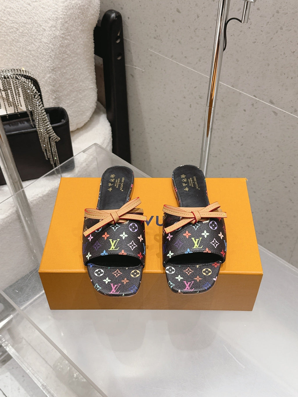 LV 26S FLAT MULE SANDALS IN BLACK MULTICOLOR MONOGRAM CANVAS WITH CALFSKIN BOW