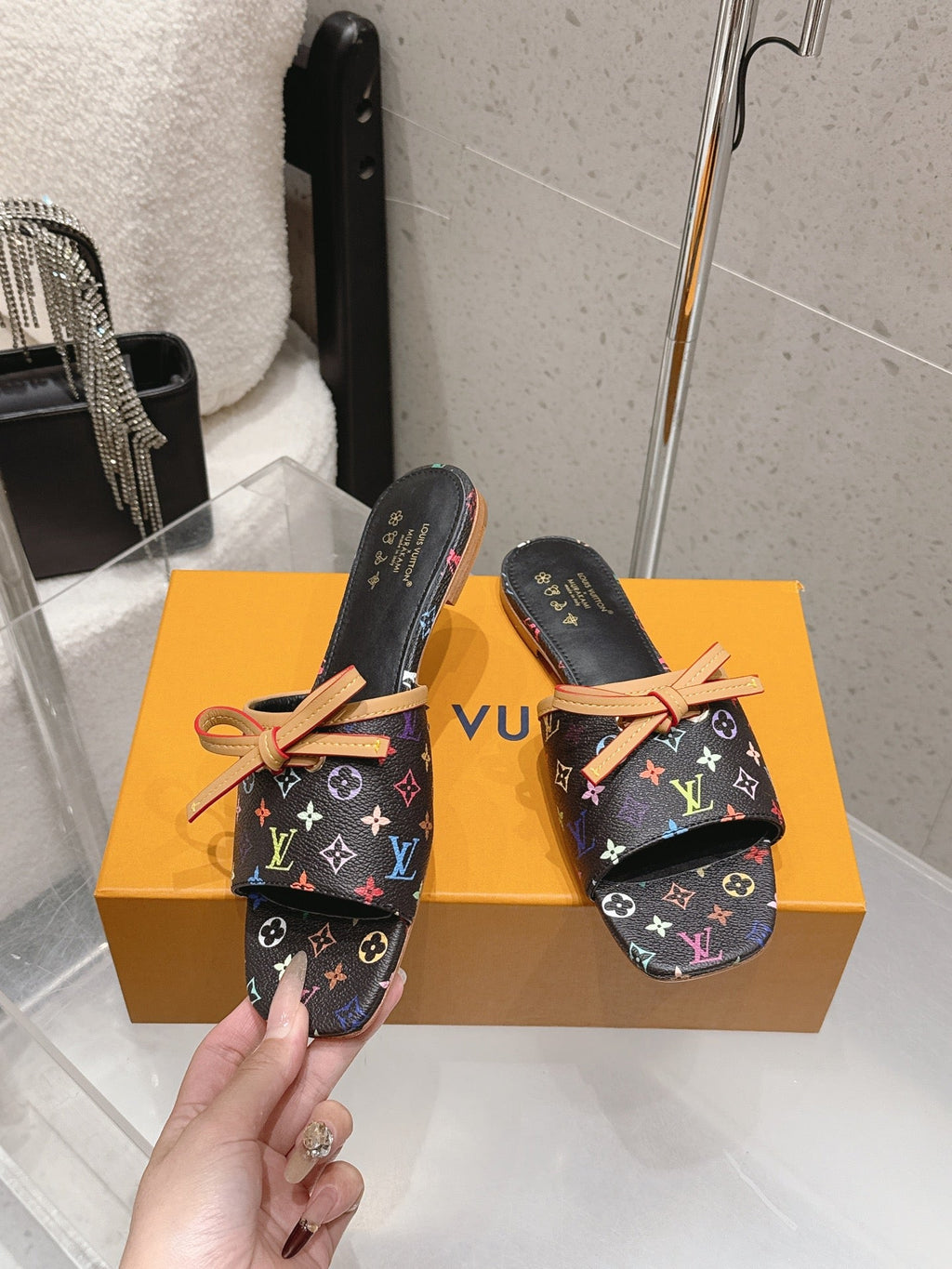 LV 26S FLAT MULE SANDALS IN BLACK MULTICOLOR MONOGRAM CANVAS WITH CALFSKIN BOW