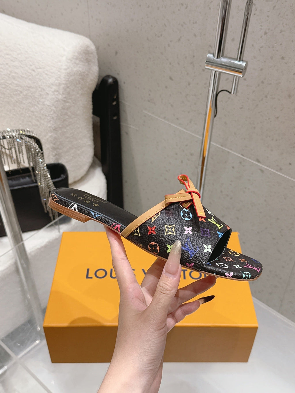 LV 26S FLAT MULE SANDALS IN BLACK MULTICOLOR MONOGRAM CANVAS WITH CALFSKIN BOW