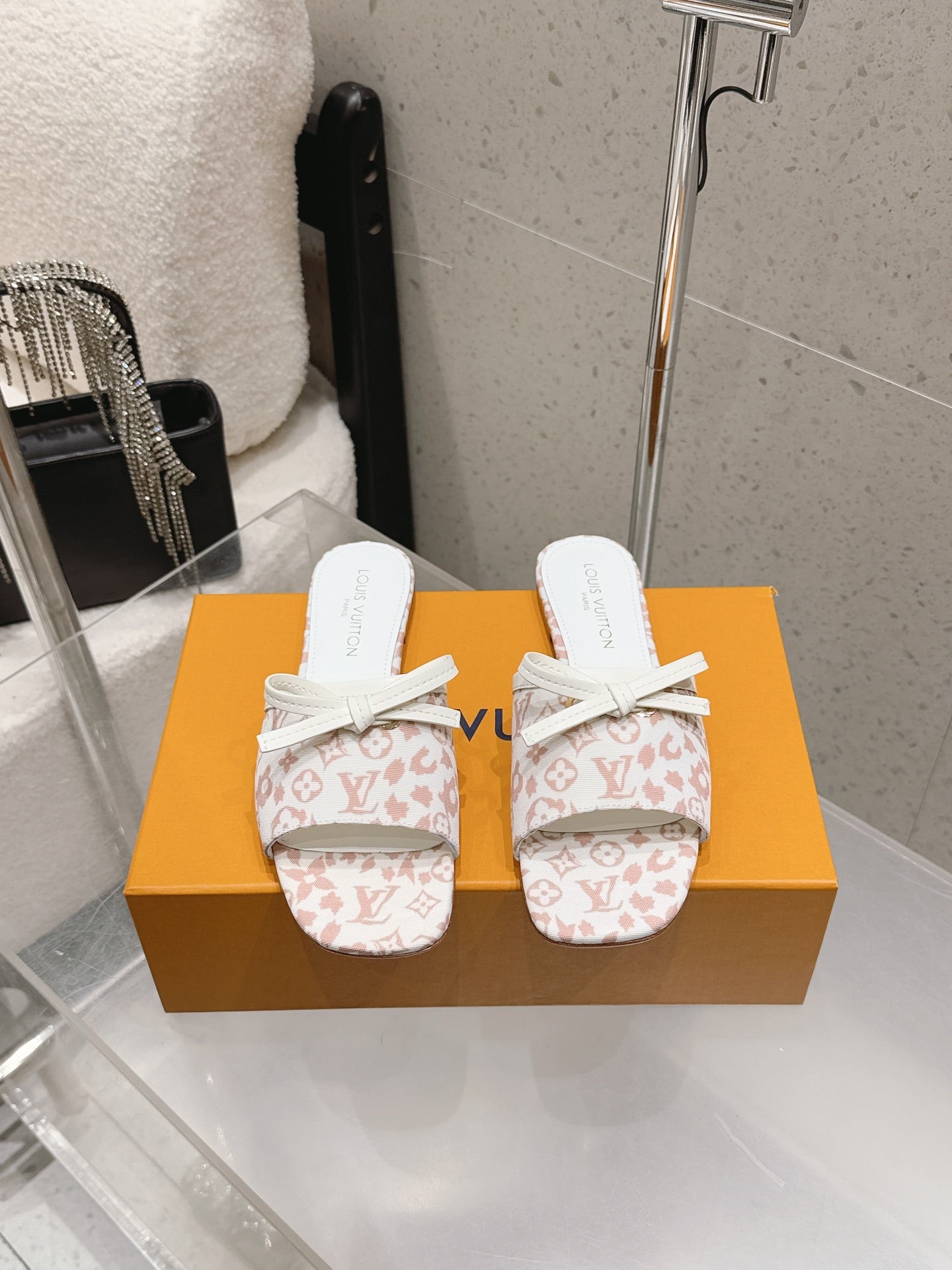 LV 26S FLAT MULE SANDALS IN WHITE PINK MONOGRAM CANVAS WITH CALFSKIN BOW