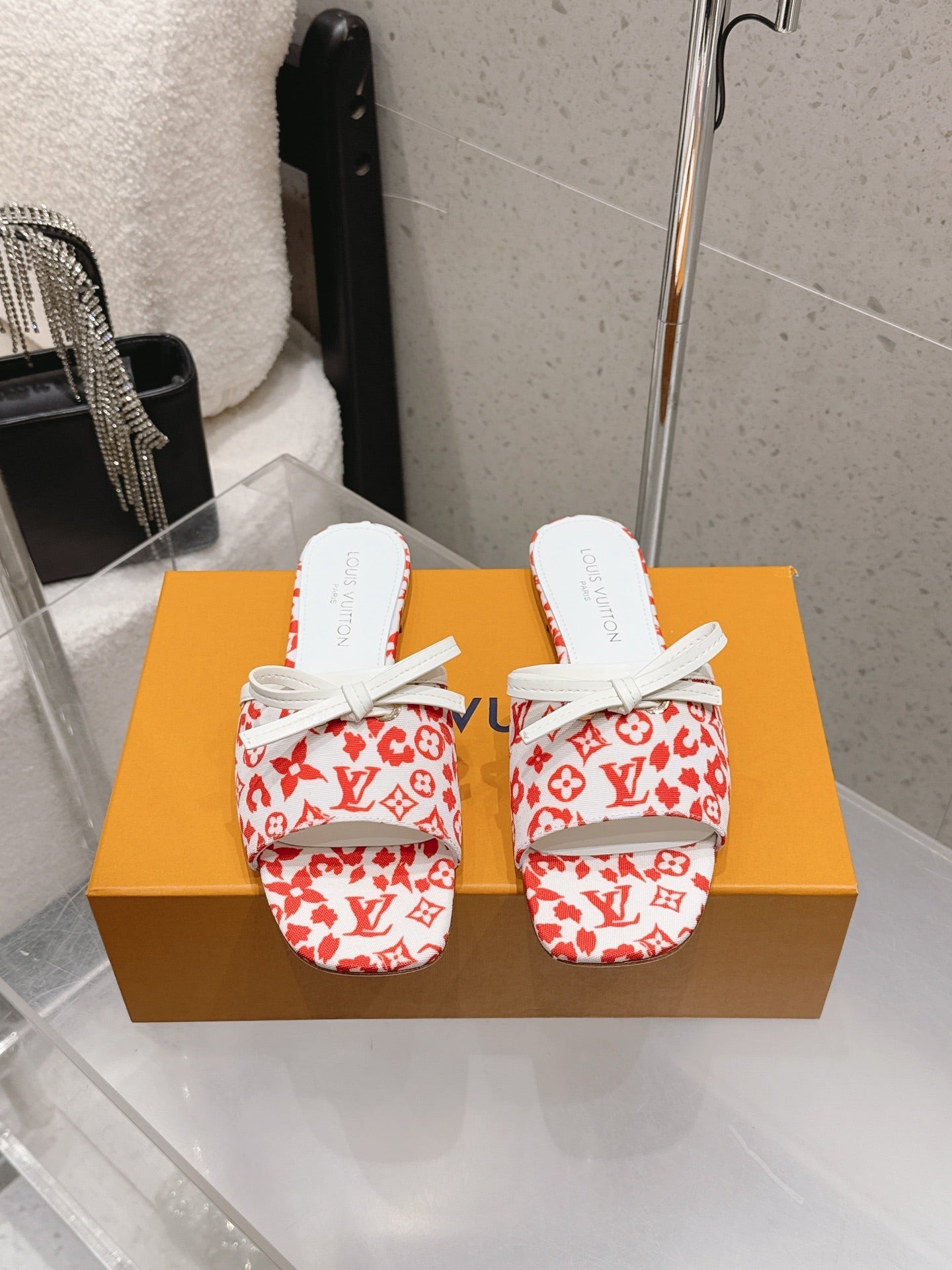 LV 26S FLAT MULE SANDALS IN WHITE RED MONOGRAM CANVAS WITH CALFSKIN BOW