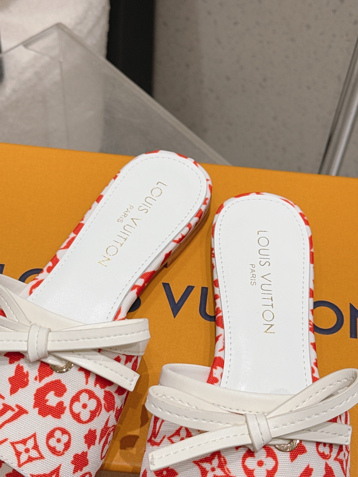 LV 26S FLAT MULE SANDALS IN WHITE RED MONOGRAM CANVAS WITH CALFSKIN BOW