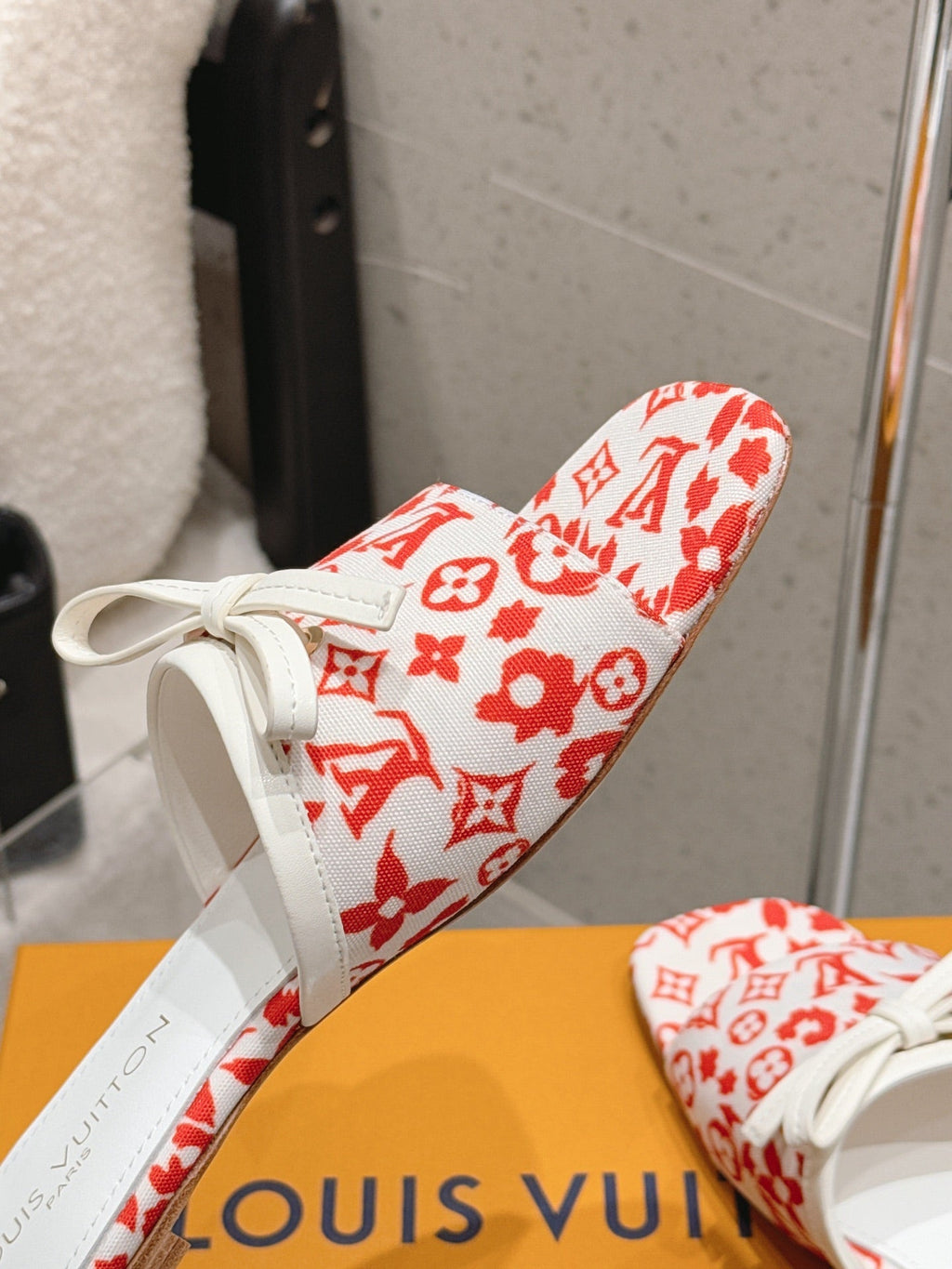 LV 26S FLAT MULE SANDALS IN WHITE RED MONOGRAM CANVAS WITH CALFSKIN BOW