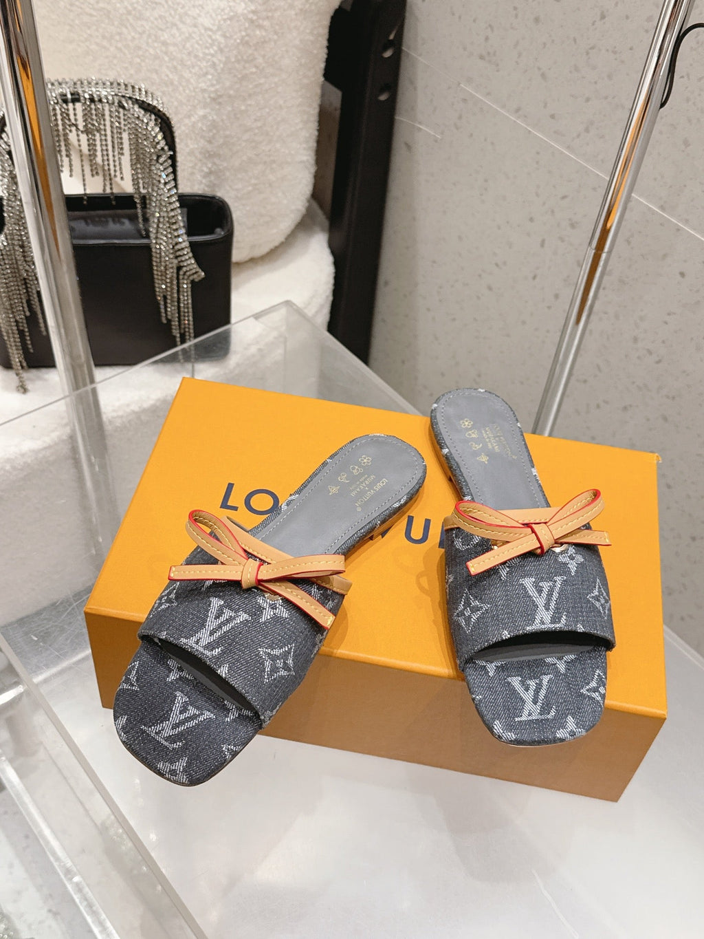 LV 26S FLAT MULE SANDALS IN BLACK MONOGRAM DENIM WITH CALFSKIN BOW