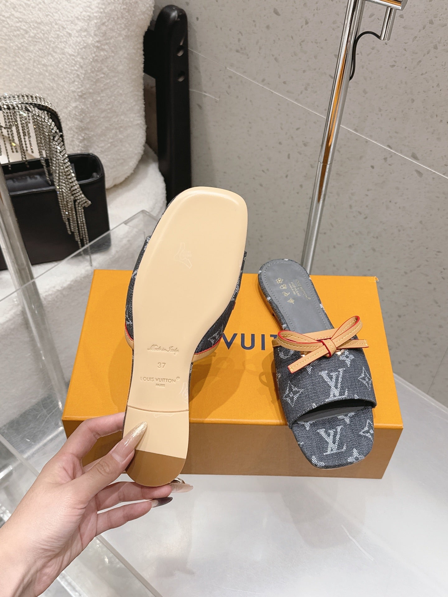 LV 26S FLAT MULE SANDALS IN BLACK MONOGRAM DENIM WITH CALFSKIN BOW