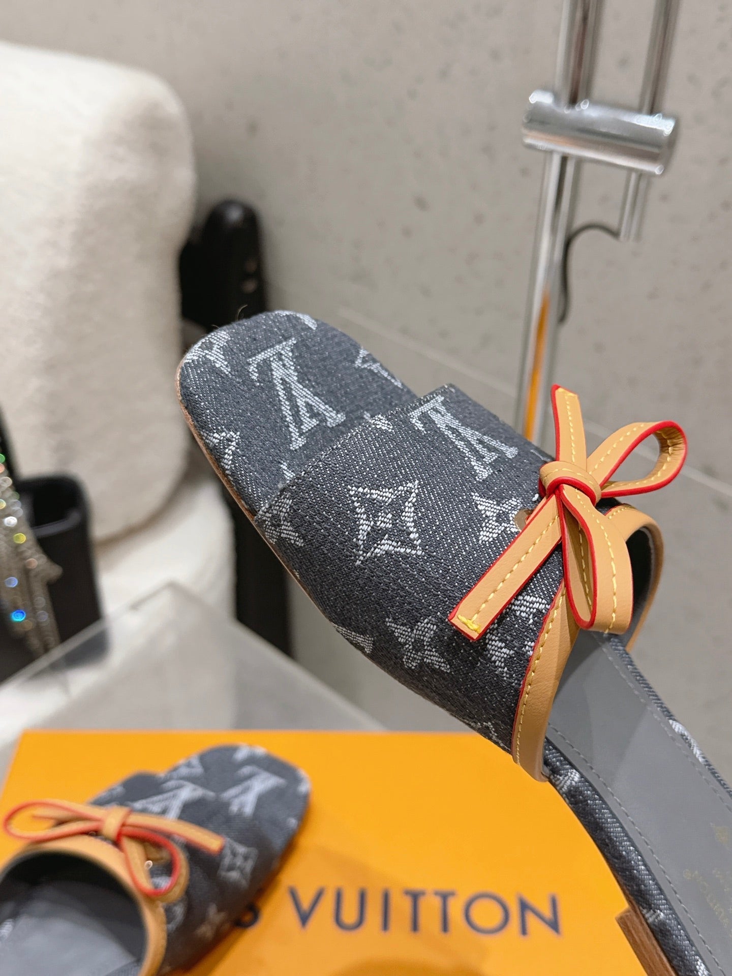 LV 26S FLAT MULE SANDALS IN BLACK MONOGRAM DENIM WITH CALFSKIN BOW