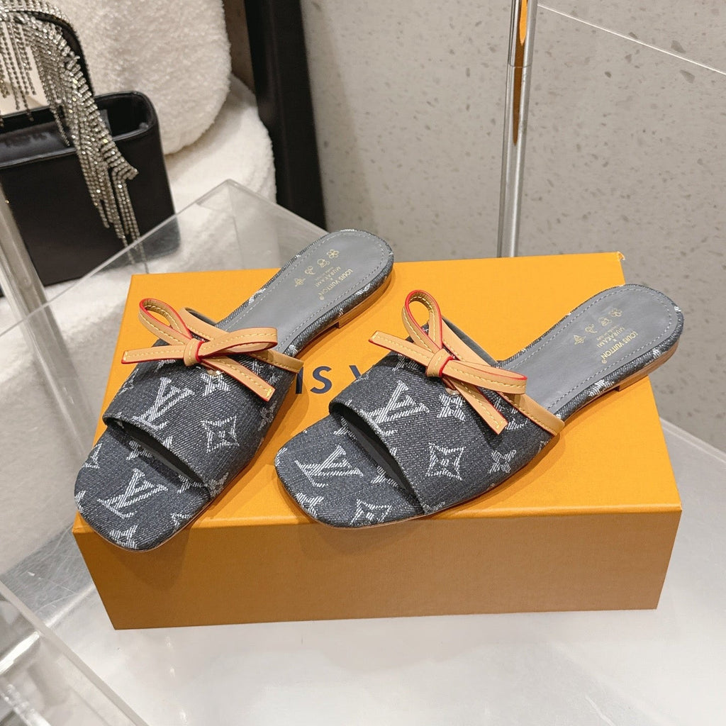 LV 26S FLAT MULE SANDALS IN BLACK MONOGRAM DENIM WITH CALFSKIN BOW