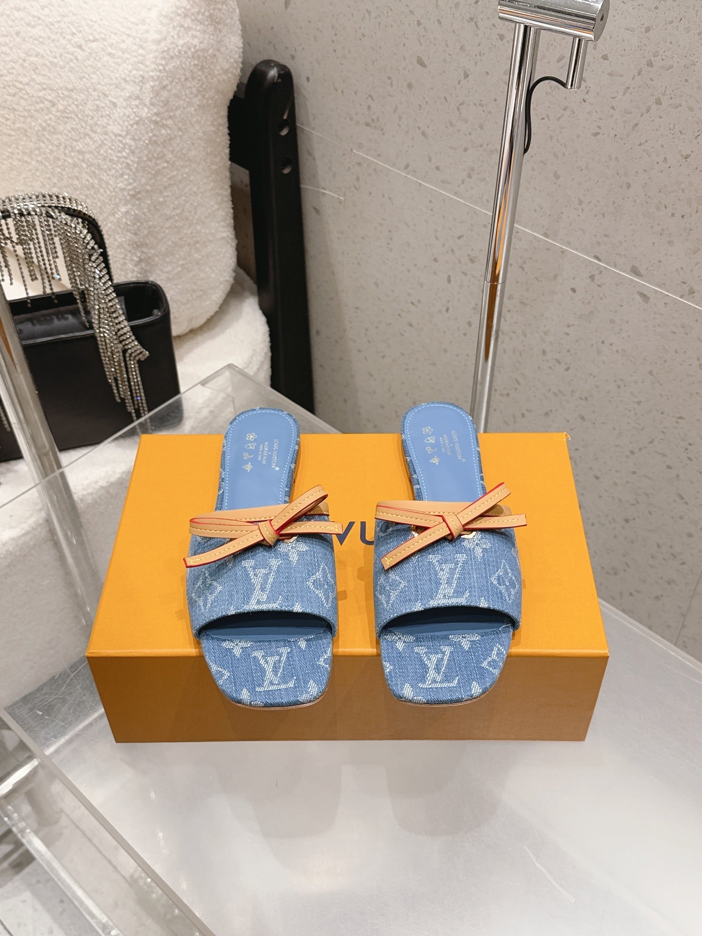 LV 26S FLAT MULE SANDALS IN LIGHT BLUE MONOGRAM DENIM WITH CALFSKIN BOW