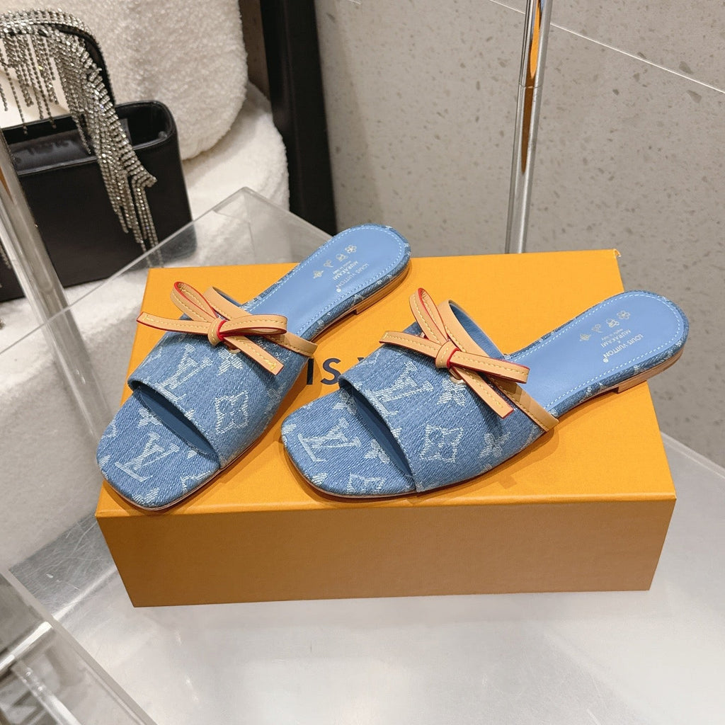 LV 26S FLAT MULE SANDALS IN LIGHT BLUE MONOGRAM DENIM WITH CALFSKIN BOW