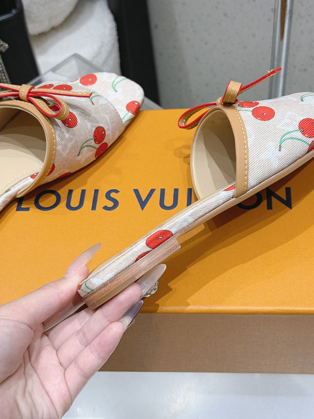 LV 26S FLAT MULE SANDALS IN BEIGE MONOGRAM DENIM WITH CHERRY PRINT