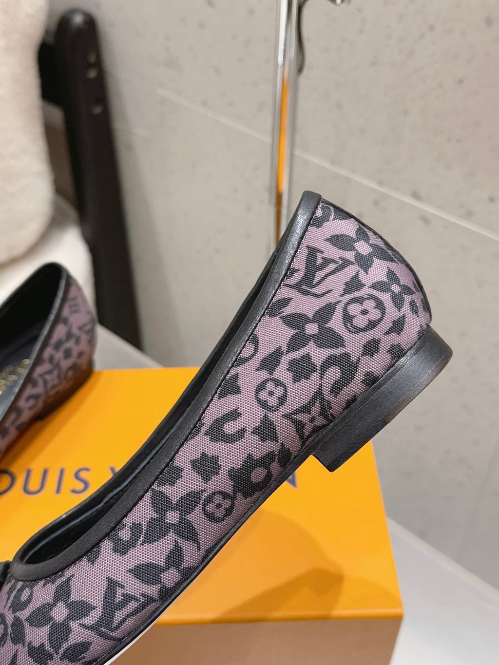 LV 26S BALLET FLATS IN PURPLE BLACK MONOGRAM CANVAS WITH BEIGE CALFSKIN BOW
