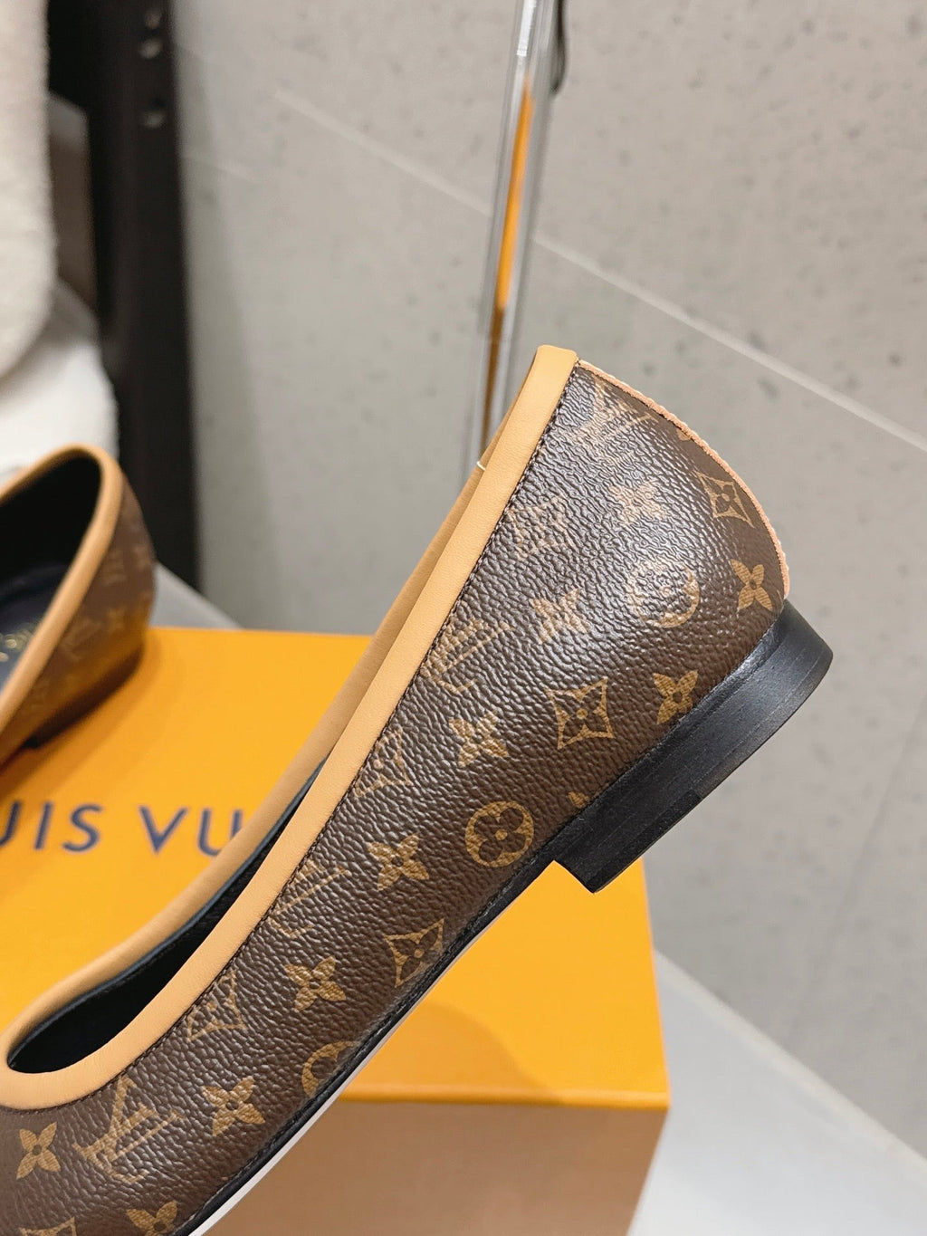 LV 26S BALLET FLATS IN DARK BROWN MONOGRAM CANVAS WITH BEIGE CALFSKIN BOW