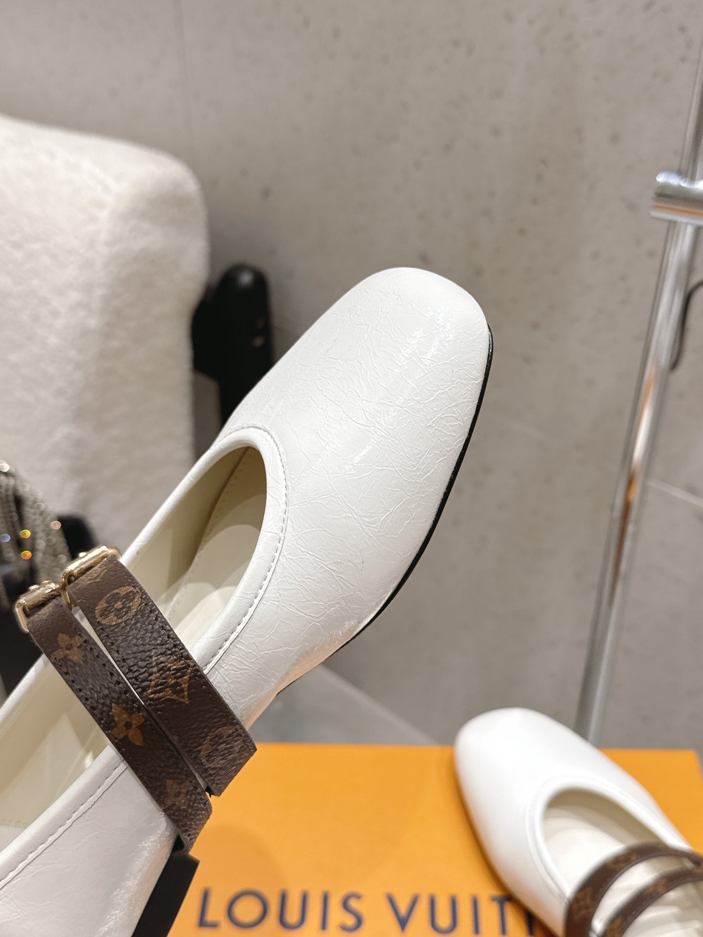 LV 26S MARY JANE FLATS IN WHITE CALFSKIN WITH BROWN MONOGRAM STRAP
