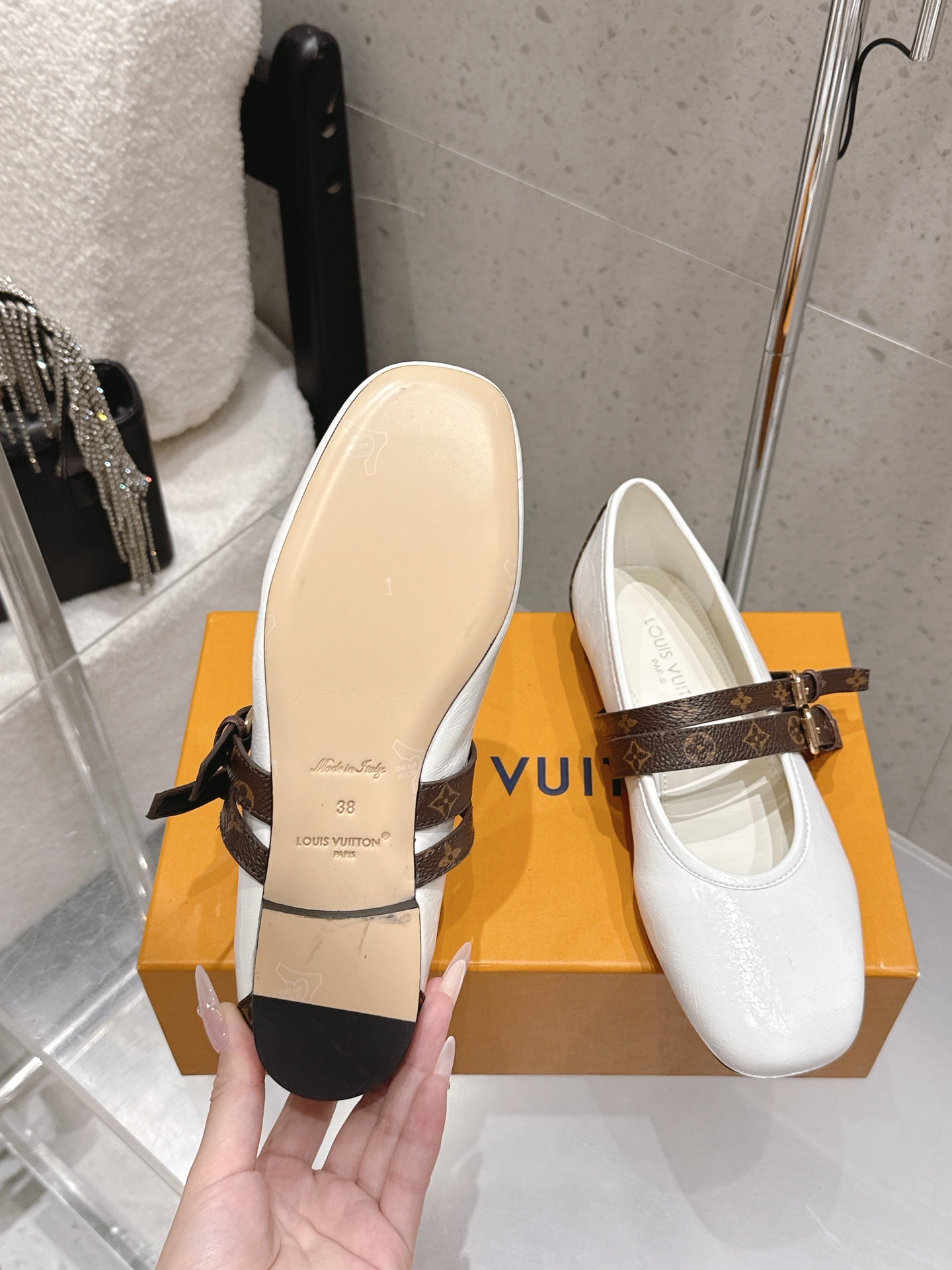 LV 26S MARY JANE FLATS IN WHITE CALFSKIN WITH BROWN MONOGRAM STRAP