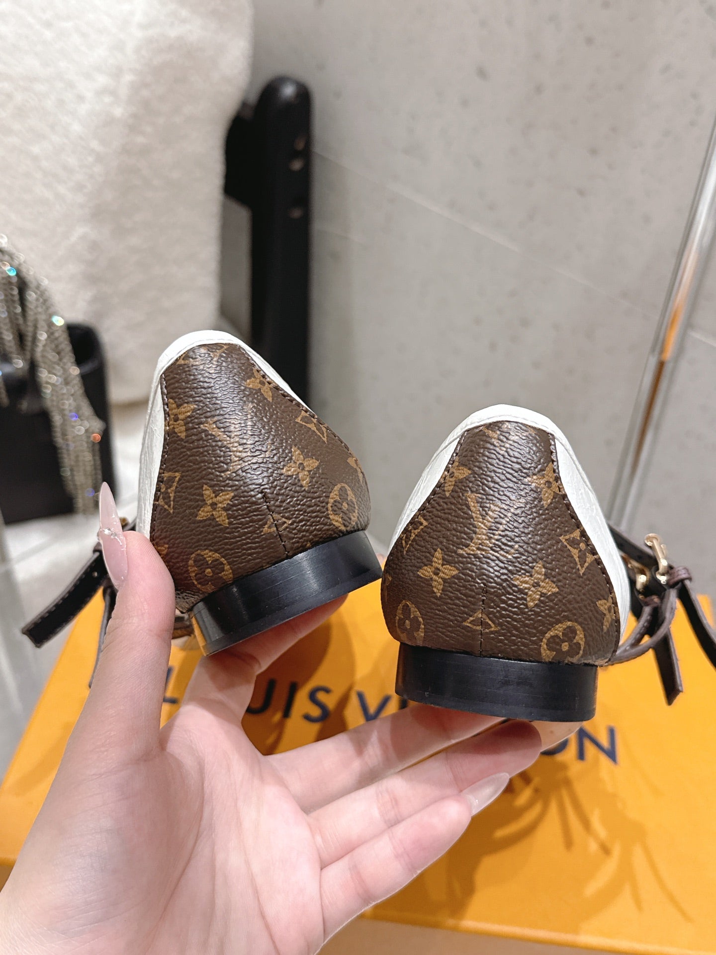 LV 26S MARY JANE FLATS IN WHITE CALFSKIN WITH BROWN MONOGRAM STRAP