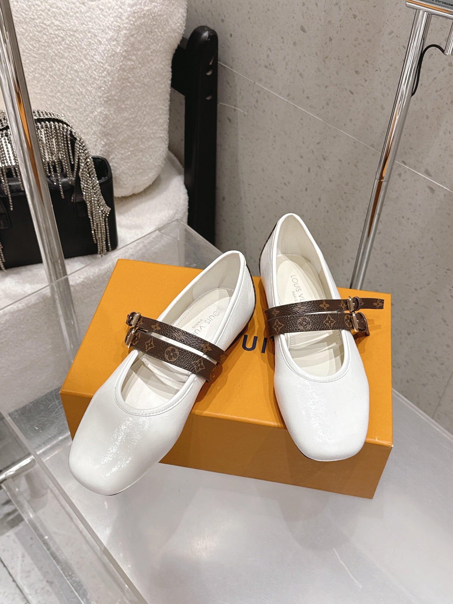 LV 26S MARY JANE FLATS IN WHITE CALFSKIN WITH BROWN MONOGRAM STRAP