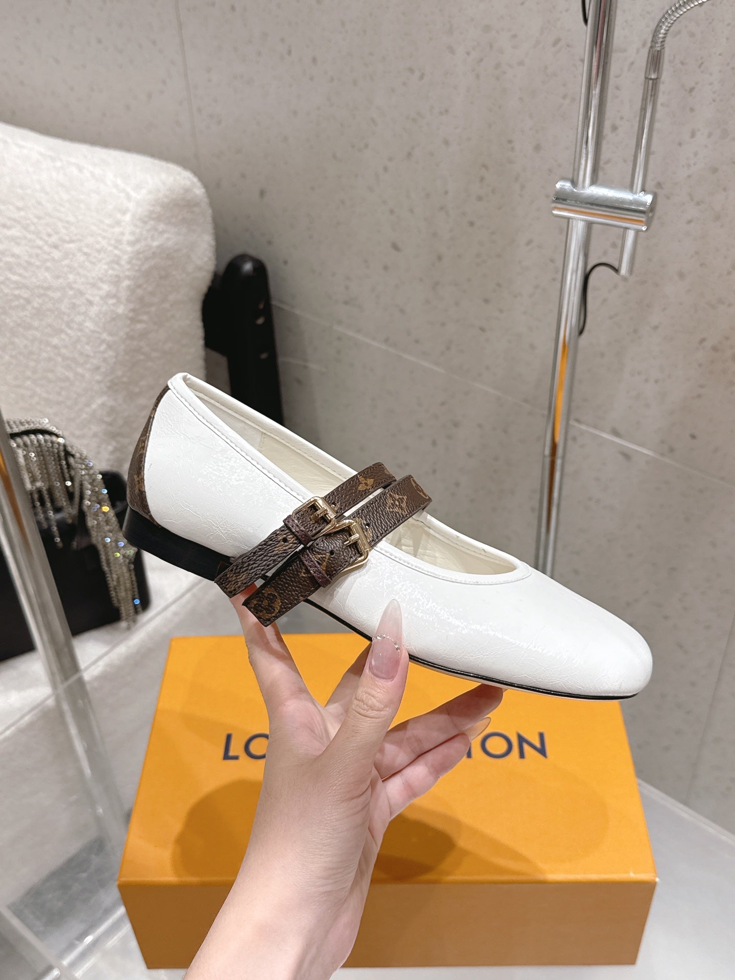 LV 26S MARY JANE FLATS IN WHITE CALFSKIN WITH BROWN MONOGRAM STRAP
