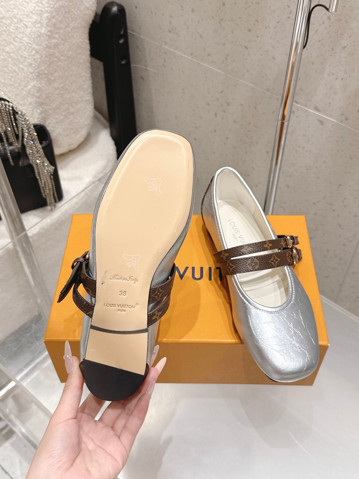 LV 26S MARY JANE FLATS IN SILVER CRINKLED CALFSKIN WITH BROWN MONOGRAM STRAP