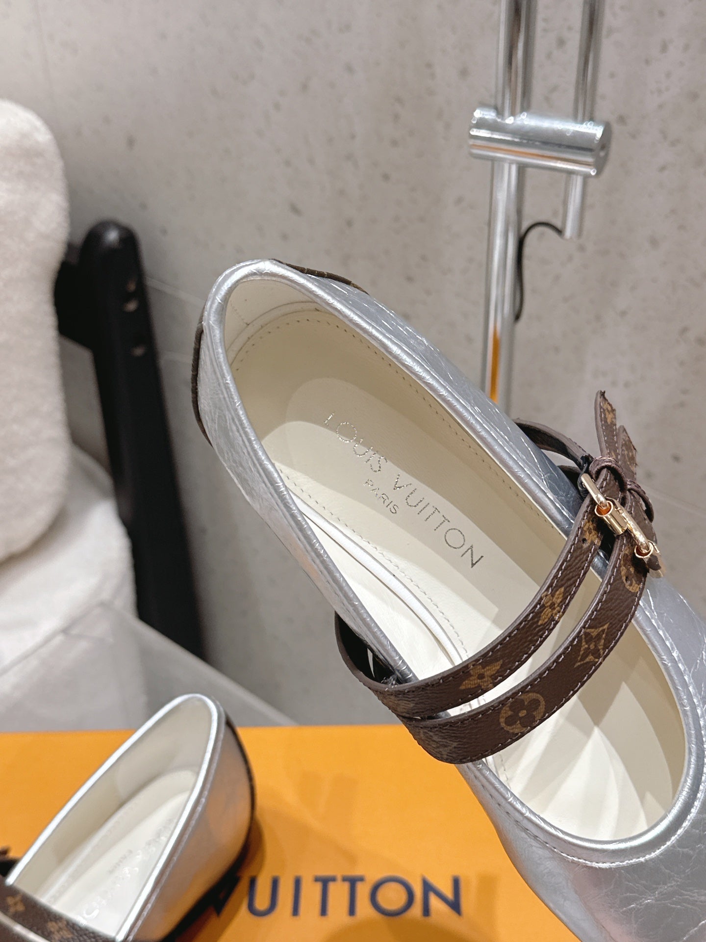 LV 26S MARY JANE FLATS IN SILVER CRINKLED CALFSKIN WITH BROWN MONOGRAM STRAP