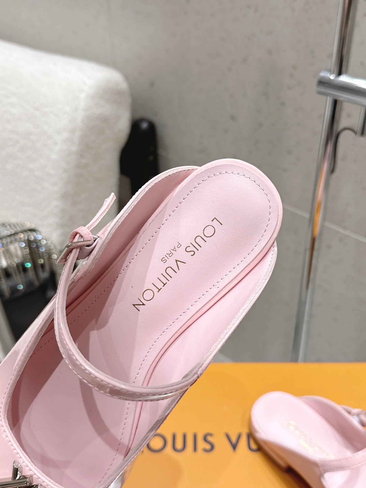 LV 26S FLAT MULES IN PINK PATENT CALFSKIN