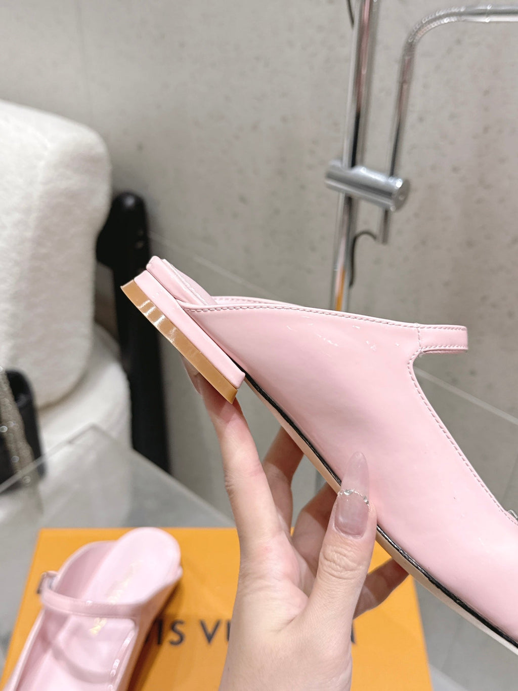 LV 26S FLAT MULES IN PINK PATENT CALFSKIN