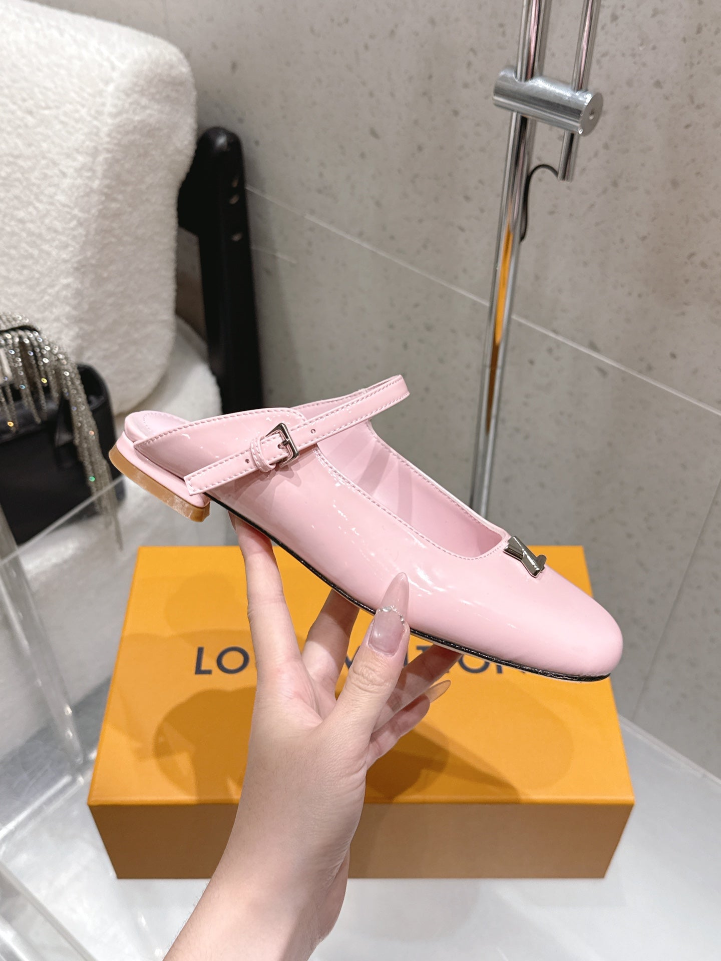 LV 26S FLAT MULES IN PINK PATENT CALFSKIN