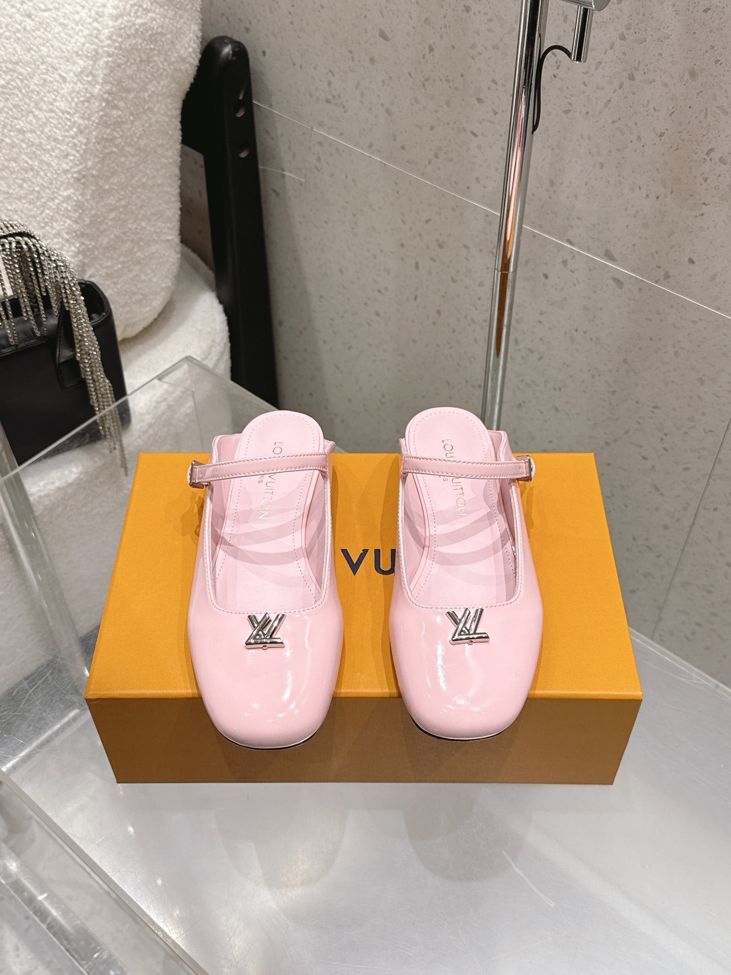 LV 26S FLAT MULES IN PINK PATENT CALFSKIN