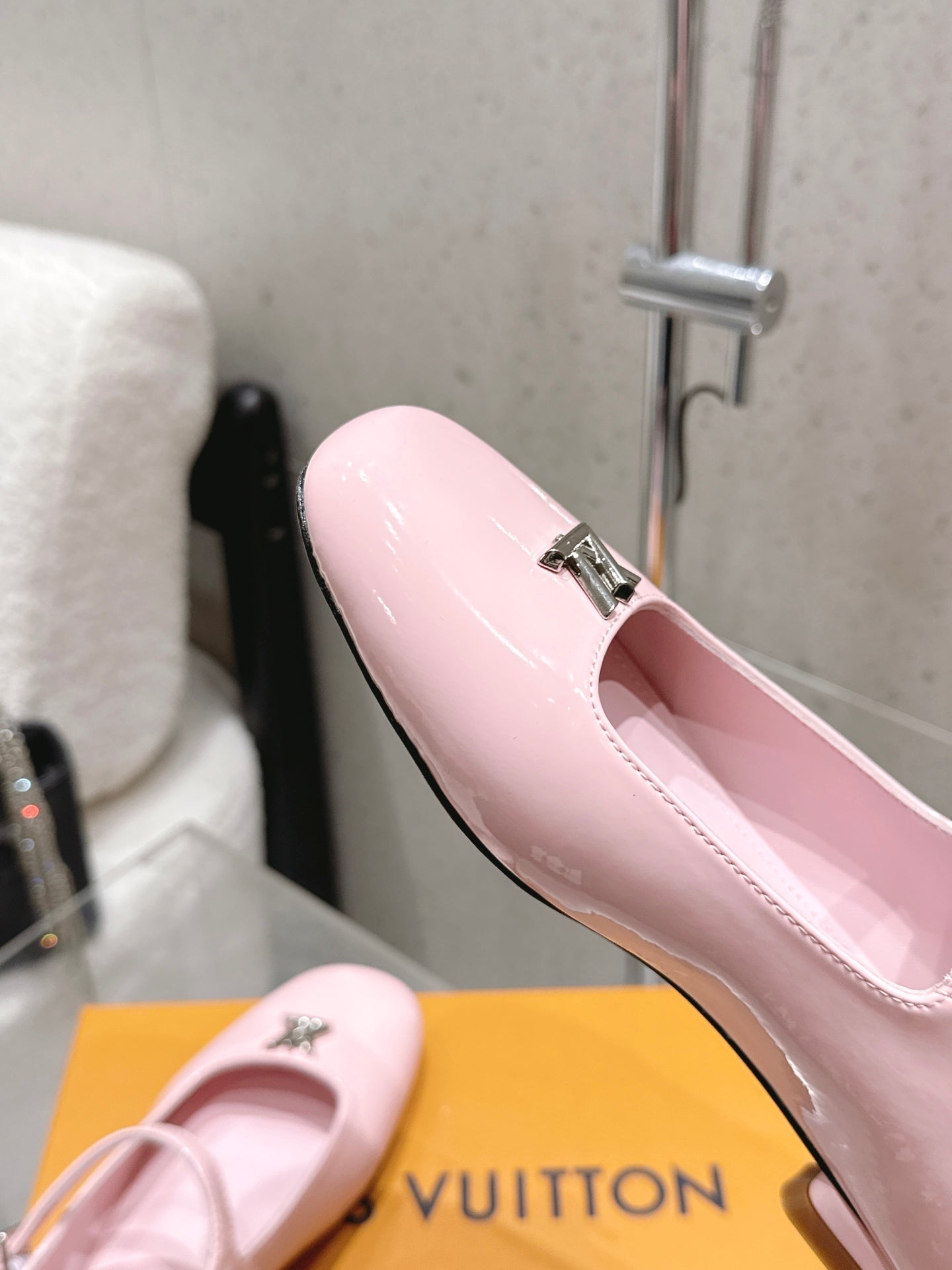LV 26S FLAT MULES IN PINK PATENT CALFSKIN
