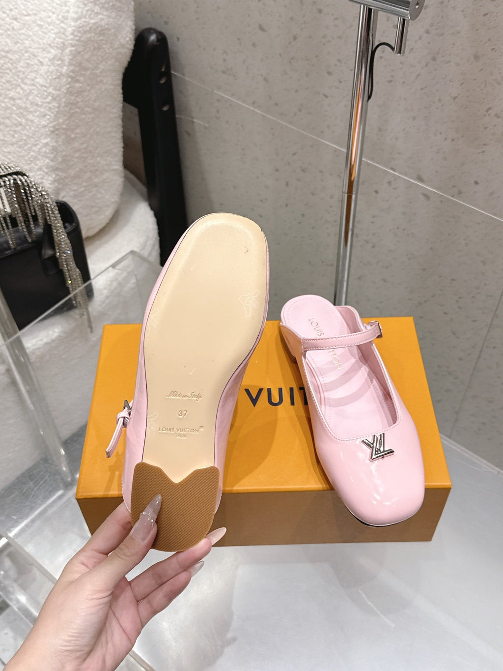 LV 26S FLAT MULES IN PINK PATENT CALFSKIN