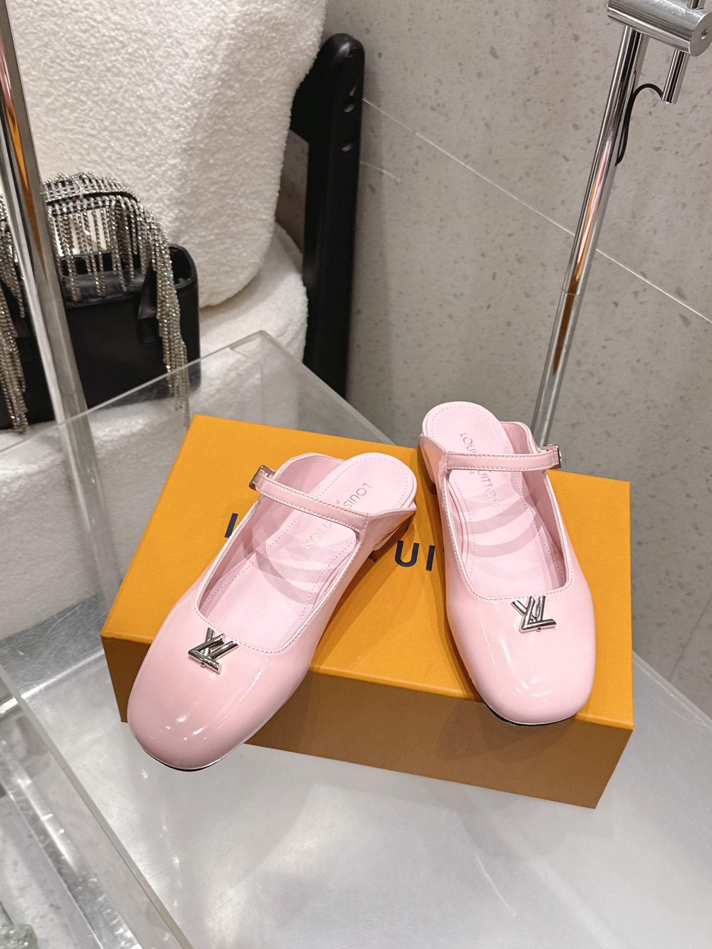 LV 26S FLAT MULES IN PINK PATENT CALFSKIN