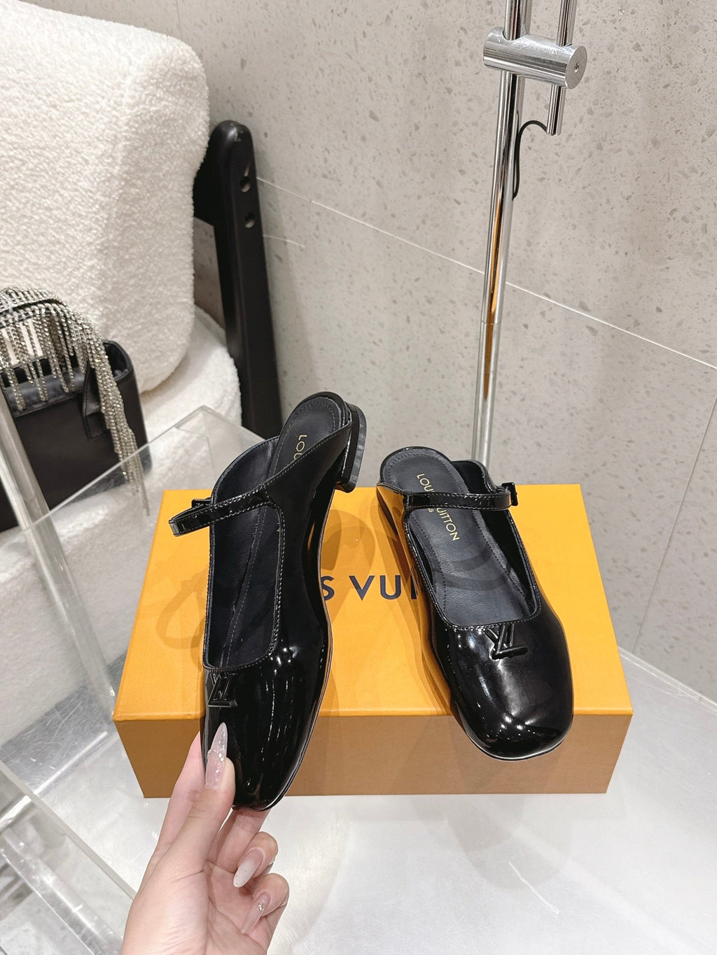 LV 26S FLAT MULES IN BLACK PATENT CALFSKIN